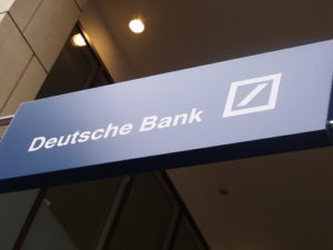 欧州最大の金融機関であるドイツ銀行の破綻リスクはどれくらいあるのか：同行に関する最近の報道から読み解く