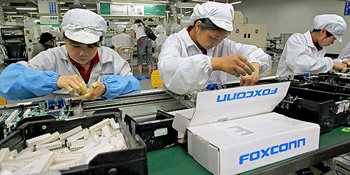 フォックスコンの株価が上昇：シンセン市でのiPhone製造工場の再開に政府の承認が下りたニュースを受けて