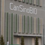 カナダ国立研究機関はチャイナ企業CanSino Biologicsと新型コロナ・ワクチンを共同開発すると発表｜その一方で武漢研究所からの要請でエボラとヘニパウイルスを発送したカナダ人科学者2名は今も捜査対象