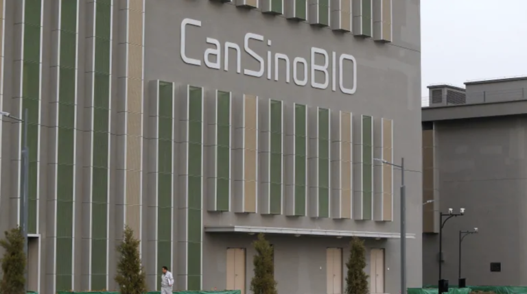 カナダ政府はチャイナ企業CanSino Biologicsと新型コロナ・ワクチンを共同開発すると発表｜その一方で武漢研究所からの要請でエボラとヘニパウイルスを発送したカナダ人科学者2名は今も捜査対象