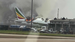 エチオピア航空の貨物機が上海の空港で着陸中に大炎上