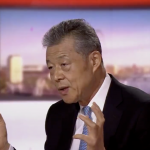 駐英・中国大使がBBCとのテレビ・インタビューで激論を交わす｜目隠しと手錠をされたウイグル人の集団が列車に連れ込まれる動画の説明を司会者に求められて