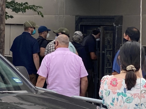 強制閉鎖されたヒューストンの中国総領事館に米国の捜査官が立ち入り捜査｜領事館の裏口をこじ開けて入館する様子をカメラがとらえる