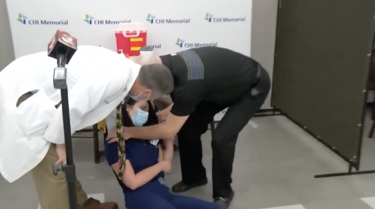 テネシー州の看護師が、COVID-19ワクチン接種を受けた約10分後にカメラの前で失神