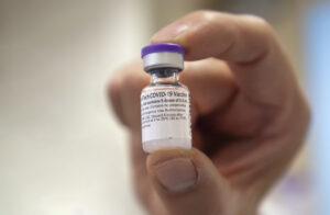 新型コロナ・ワクチンの接種を職場で義務化された看護助手が、接種後48時間以内に死亡