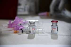 カリフォルニア州はモデルナ社製COVID-19ワクチンの利用を一時停止——特定の数量に「異常に高い数」の副作用が発生したため