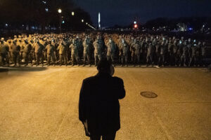 ワシントンDCに派遣された2000人の州兵部隊が米連邦保安官代理として宣誓就任