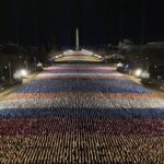 【写真】ワシントンDCのナショナル・モールに大量の小さな「旗」が敷き詰められる—— 人が集まらず閑散とした大統領就任式になるのを見越したバイデン政権が準備か