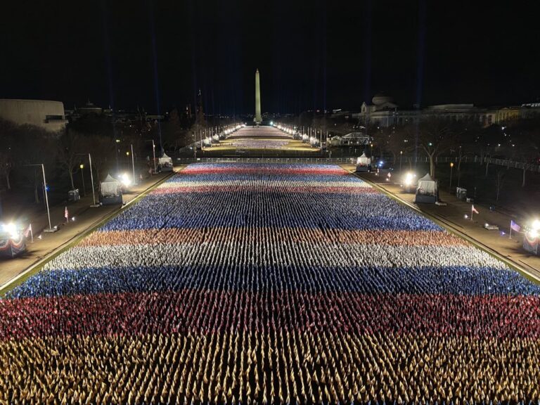 【写真】ワシントンDCのナショナル・モールに大量の小さな「旗」が敷き詰められる—— 人が集まらず閑散とした大統領就任式になるのを見越したバイデン政権が準備か