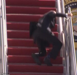 【速報】ジョー・バイデンがエアフォースワンに搭乗する際、階段で2度もつまづき転倒