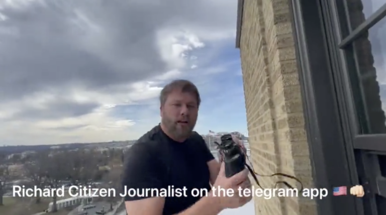 【動画】ジョー・バイデンの「生放送」記者会見は実は録画？——同じ時間のホワイトハウス中庭がほぼ無人である様子を市民ジャーナリストが撮影