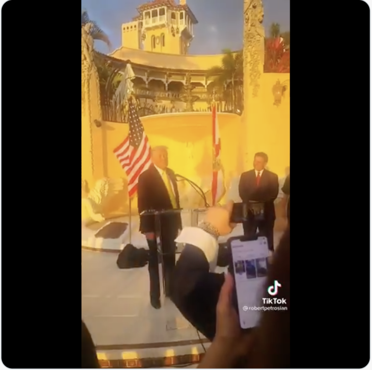 【動画】トランプ前大統領、エアフォースワンに搭乗途中の階段でつまずき転倒したジョー・バイデンに痛烈なコメント