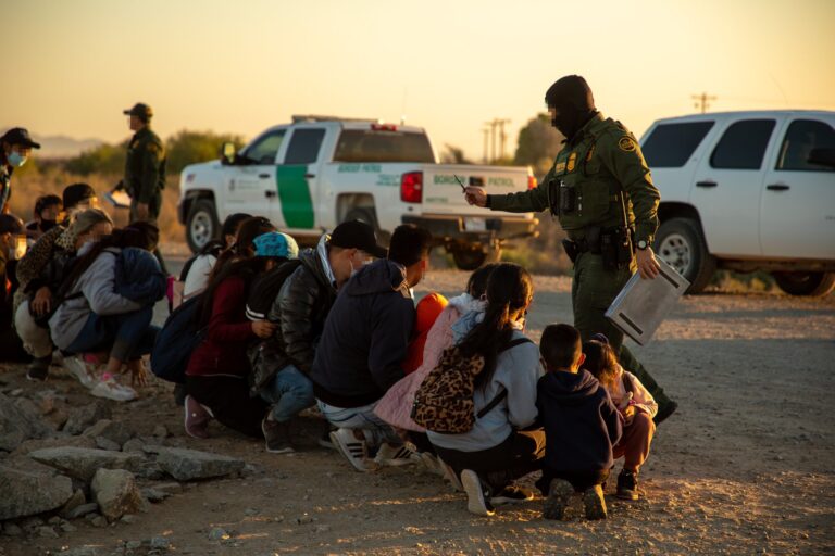 【写真】米国国境巡視隊が南部国境に大量に違法入国する移民たちの写真を投稿―バイデン政権は「事態は収拾している」と発表した直後