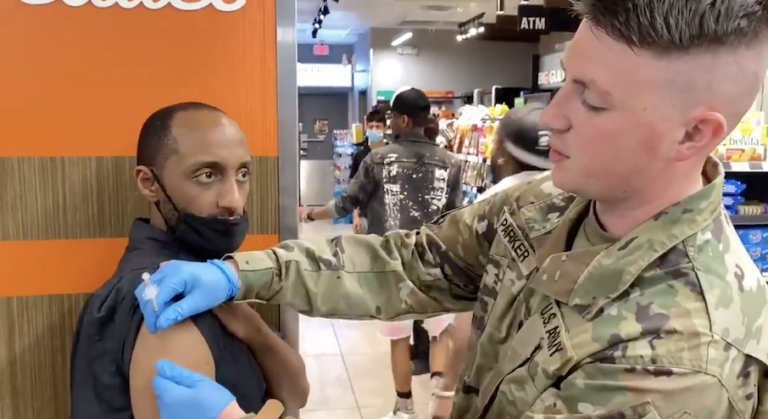 【動画】テキサス州で軍服を着た兵士たちが、バーやコンビニに集まる若者たちを無作為にワクチン接種――SNS上では「不気味」「奇妙」といった反発の声