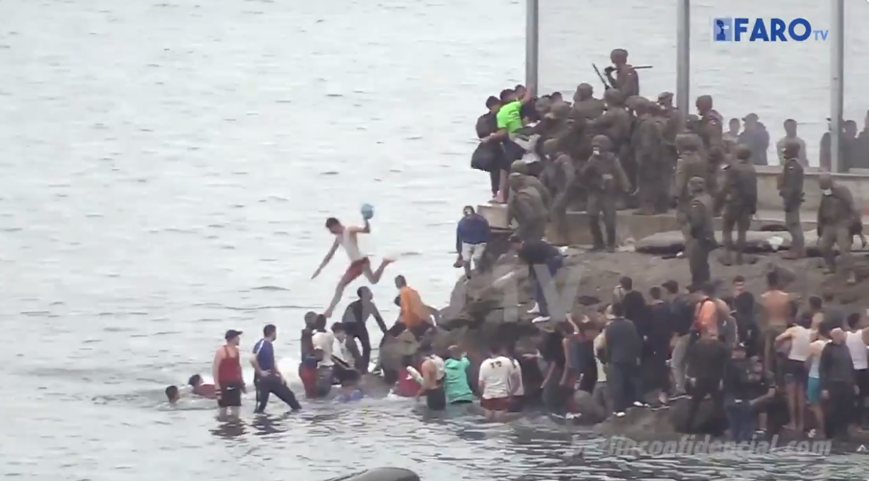 【動画】スペインの兵士たちがモロッコから押し寄せる大量の移民たちを海に投げ入れ入国を拒否