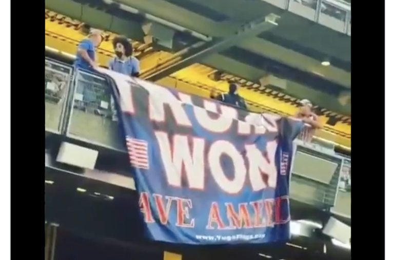 【動画】NYヤンキー・スタジアムに「トランプが勝った」の巨大な横断幕