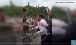 【動画】仏・マクロン大統領、詰めかけた国民と握手しようとしたところ顔面ビンタされるーー逮捕された男性は「マクロン主義を打倒！」と叫ぶ