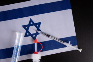 イスラエル政府は世界初3回目の新型コロナワクチン接種「ブースターショット」を60歳以上に投与開始すると発表――米国でもゴットリーブ元FDA長官が「すぐさまブースターショットの開始を」と語る