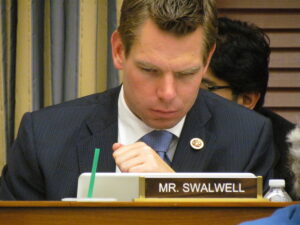 民主党のスウォールウェル議員が多額の選挙資金を酒、リムジン、高級レストランに流用