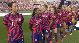 米国女子サッカーチームの選手たちが、98歳の退役軍人の国歌演奏に背を向け抗議