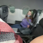 【動画】フライト中に搭乗口を開けようとした女性が、ガムテープで口を塞がれ座席に縛り付けられる