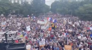 【動画】パリなどフランスの主要都市で20万人以上が「ヘルス・パスポート」に反対する抗議デモ