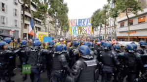 仏150都市で約20万人が再びワクチン・パスポートに反対する抗議デモーーパリでは10万人が「マクロン辞めろ！」
