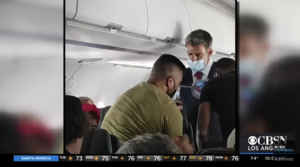 【動画】アメリカン航空のフライト中に窓を蹴破ろうとした少年がガムテープで座席に縛り付けられる