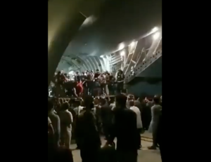 【動画】米国人数百人が国外脱出のために米軍輸送機C-17に大挙ーータリバンは「アフガニスタン・イスラム首長国」を宣言するまで秒読み段階