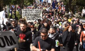 オーストラリアで反ロックダウンのデモ集団が警官包囲網を強行突破ーードイツではフェースブックが反ロックダウン・グループのアカウントを一斉閉鎖