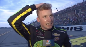 NBCレポーターがバイデン政権を忖度して捏造報道【動画】：NASCARの観客が「ファxク・ジョー・バイデン」と大合唱するのを「レッツ・ゴー・ブランドン」とあからさまに言い換える動画がバズる