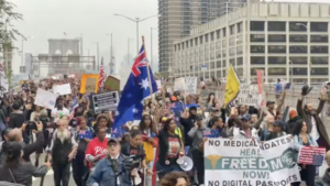 NYにあるオーストラリア領事館に抗議デモ参加者が集結：強制ワクチン接種に反対【動画】ーーニューヨークの大規模病院システムはワクチン接種を拒否した1400人の医療従事者を解雇し「100％のワクチン接種率を達成した」と発表