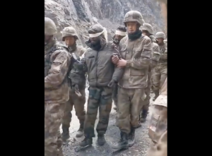 チャイナ側が捕虜にしたインド軍兵士を目隠しして連行する映像が公開されるーー2020年に中印国境ラダック・ガルワン渓谷で起きた衝突時の映像